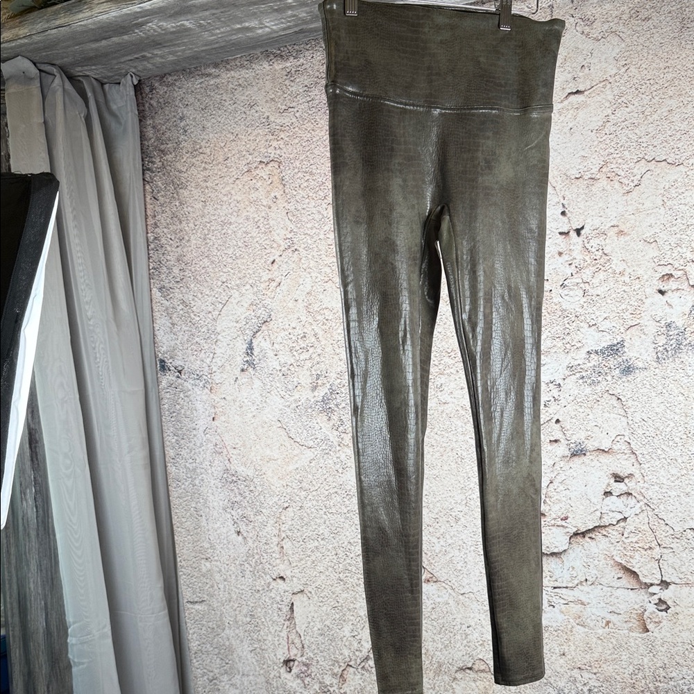 SPANX large green snakeskin looking Leggings. A625